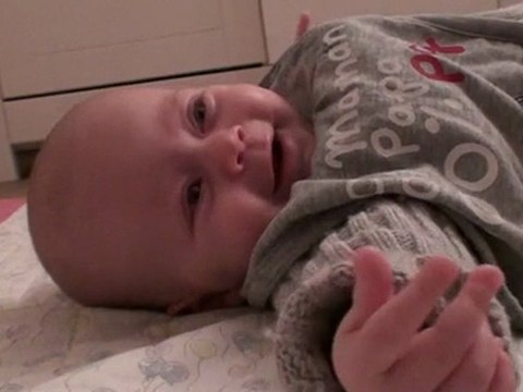 je ne me retourne pas, je souris