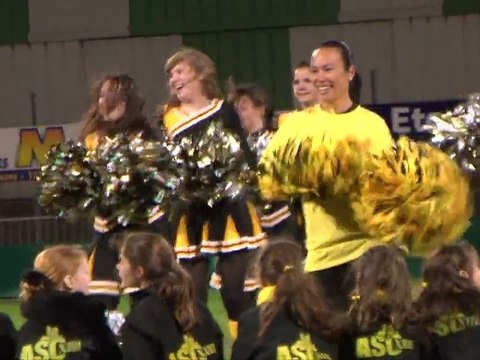 Les Pompom Mums ont créé la surprise pour l'anniversaire des pompom girls de l'ASC XIII !