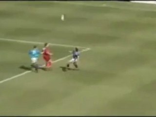 Jamie Pollock (Manchester City) tâng bóng rồi đánh đầu về lưới nhà đầy hiểm hóc