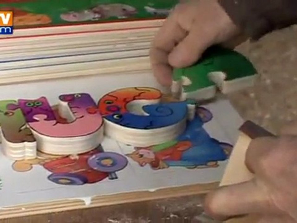 Quelques artisans fabriquent encore des jouets en bois à l’ancienne