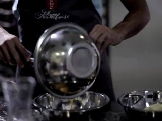 Pepe, le joueur du Real Madrid, prépare des gâteaux de Noël