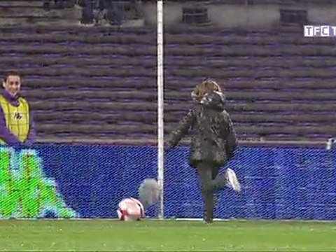 Alice donne le coup d'envoi de TFC-Brest, en soutien à l'association Trisomie 21