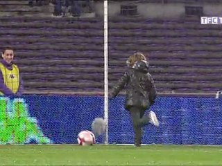 Alice donne le coup d'envoi de TFC-Brest, en soutien à l'association Trisomie 21