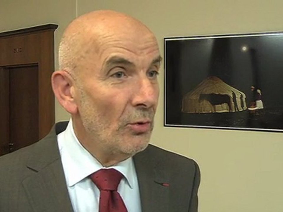 Yves Krattinger présente le questionnaire aux 550 000 élus locaux