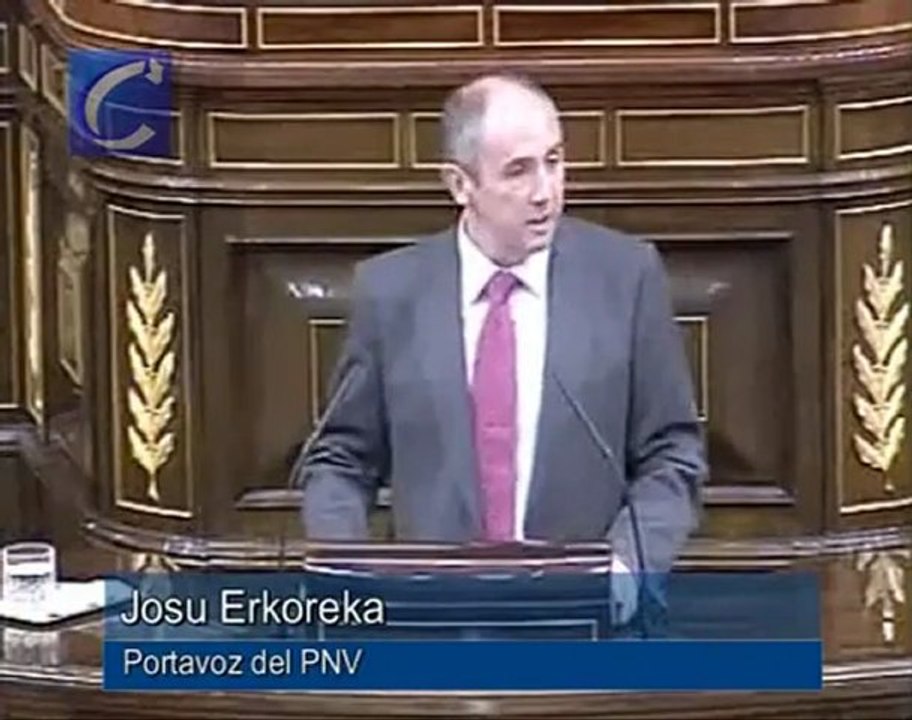 Durísimas críticas al Gobierno de PP, CiU y PNV por la "chapucera" retirada de Kosovo