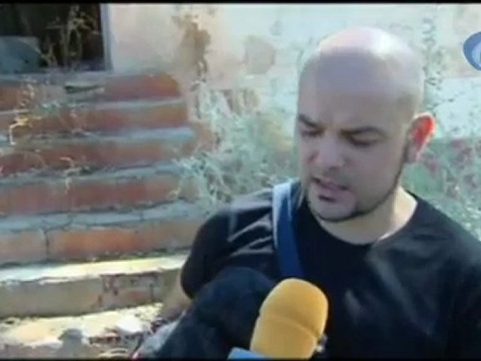 Un perro encuentra a una joven que había caído a un pozo