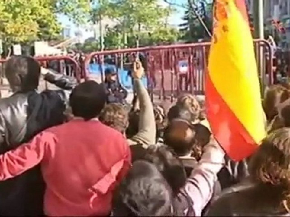 Madrid asiste al desfile de la Fiesta Nacional con abucheos y gritos de "Zapatero dimisión"