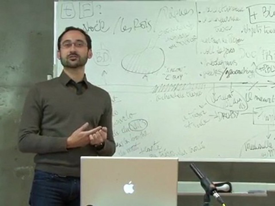 Sebastien Magro présente le scénario imaginé durant l'atelier transmedia des Journées d'études "Jeu Vidéo, Création Transmédia : Nouvelles Formes de Médiation Culturelle"