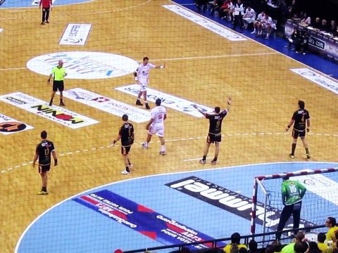 Arrêt de Dumoulin sur un tir de Karabatic puis de Tej