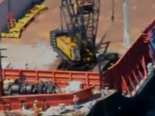 Labor de descarga del buque varado Rena