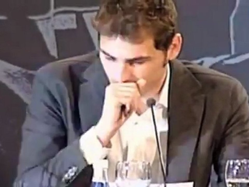 Deportes: Iker Casillas, emocionado en la presentación de su libro