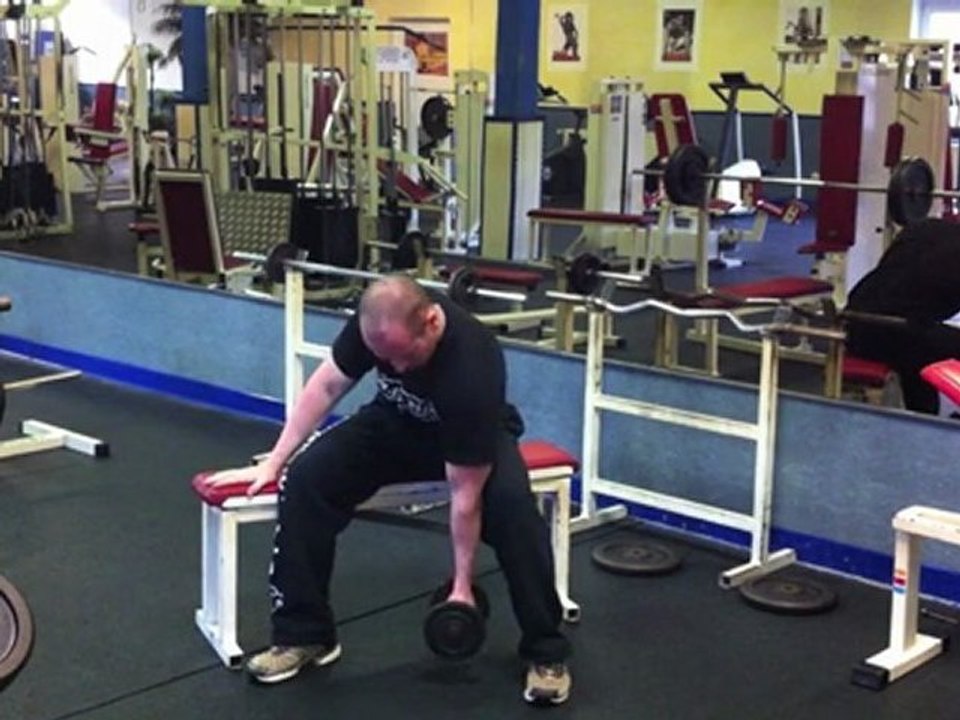 Muskelaufbau Übung für mehr Bizeps - Konzentrationscurls