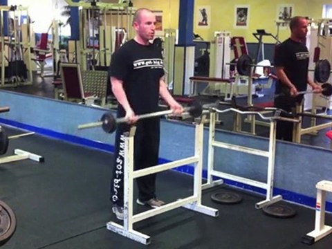 Muskelaufbau Übung für mehr Bizeps - Langhantelcurls