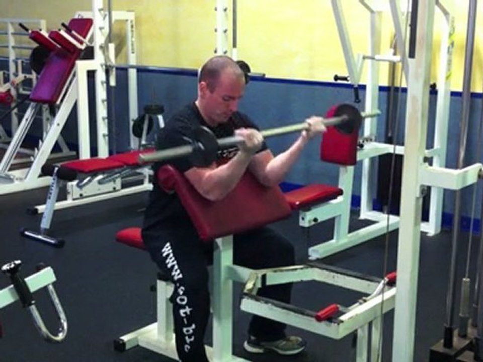 Muskelaufbau Übung für mehr Bizeps - Scotturls mit der Langhantel