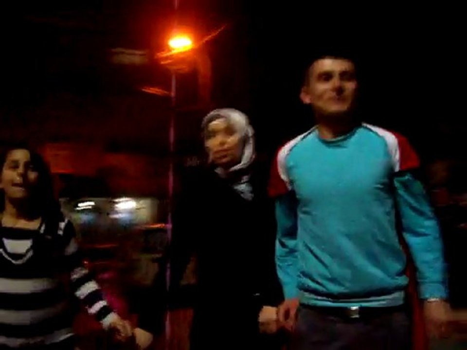 anadolu davulu süslü davulcu hüseyin oturmuş davul çalıyor  0539 837 57 57