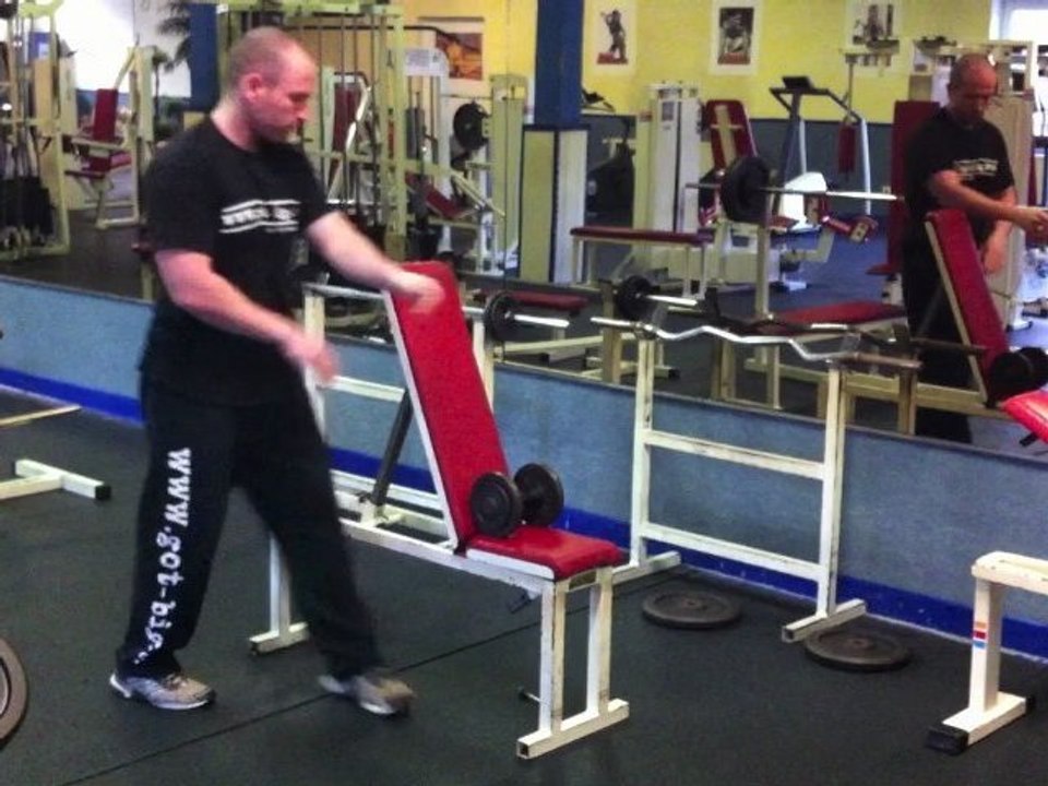 Muskelaufbau Übung für mehr Bizeps - Einarmige Scottcurls