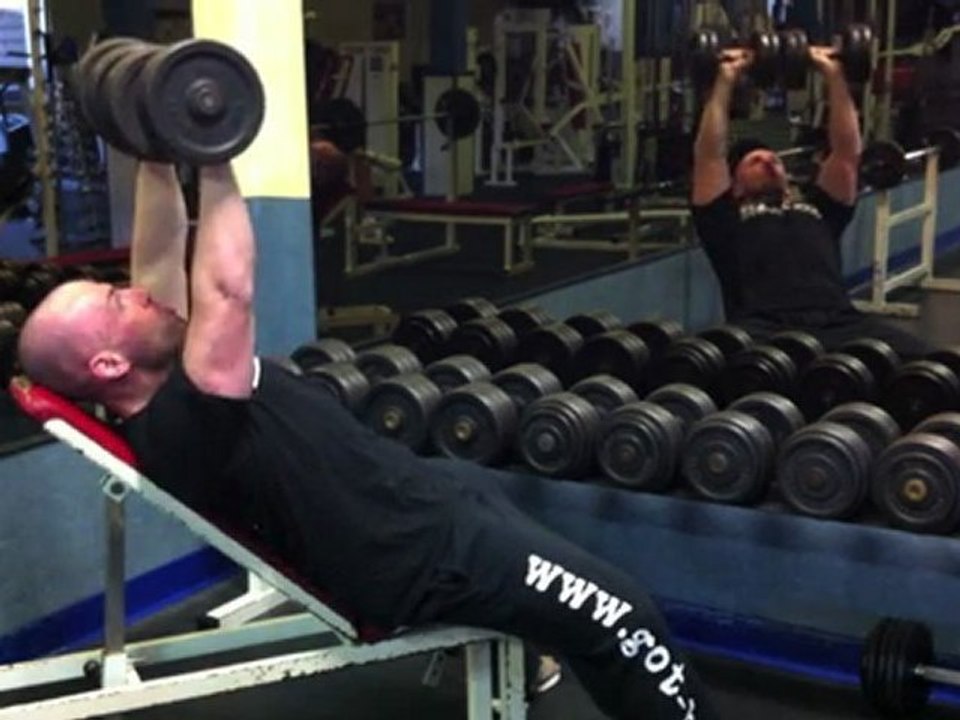 Brusttraining - Übung: Schrägbankdrücken mit Kurzhanteln
