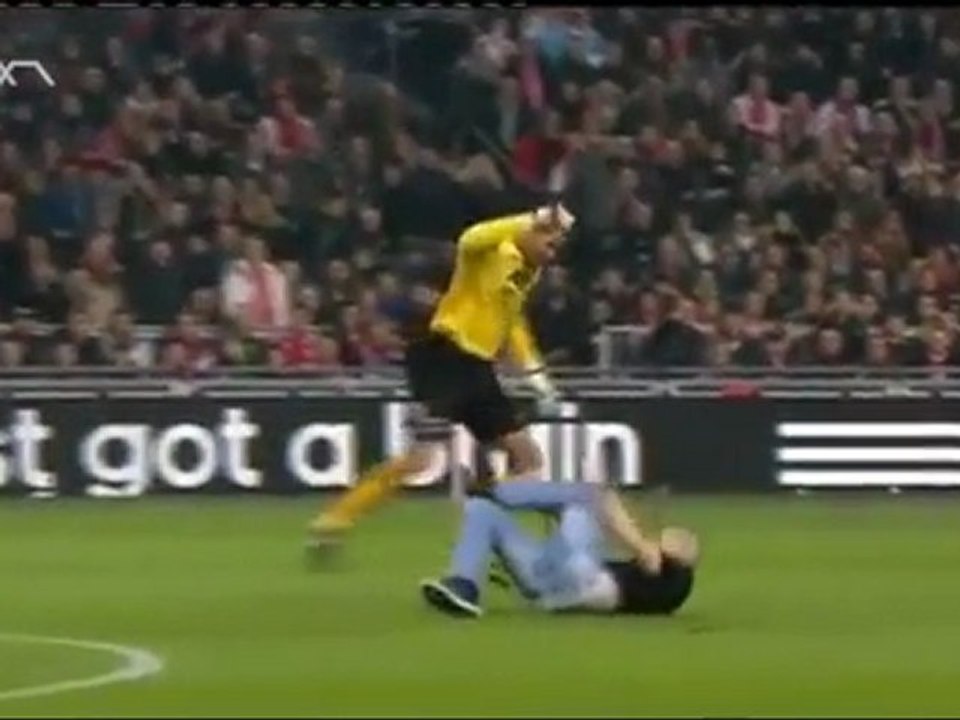 Foot : agressé par un hooligan, le gardien de AZ ...