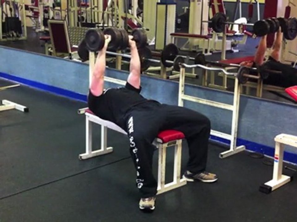 Brusttraining - Übung: Bankdrücken mit Kurzhanteln