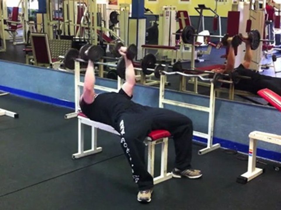 Brusttraining - Übung: Flachbankfliegende