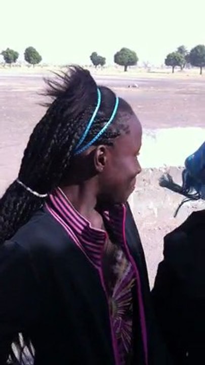 Trois élèves du Collège de Mbodiène présentent leur collège...