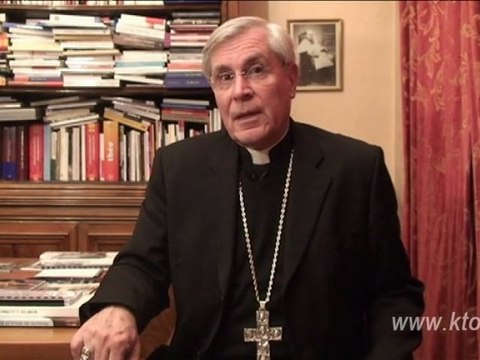 Mgr di Falco et les santons de la crèche