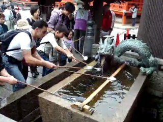 Luc se lave les mains à kiyomizu dera