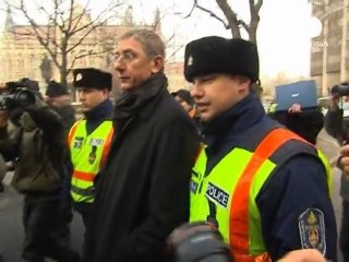 Macar polisi milletvekillerini gözaltına aldı