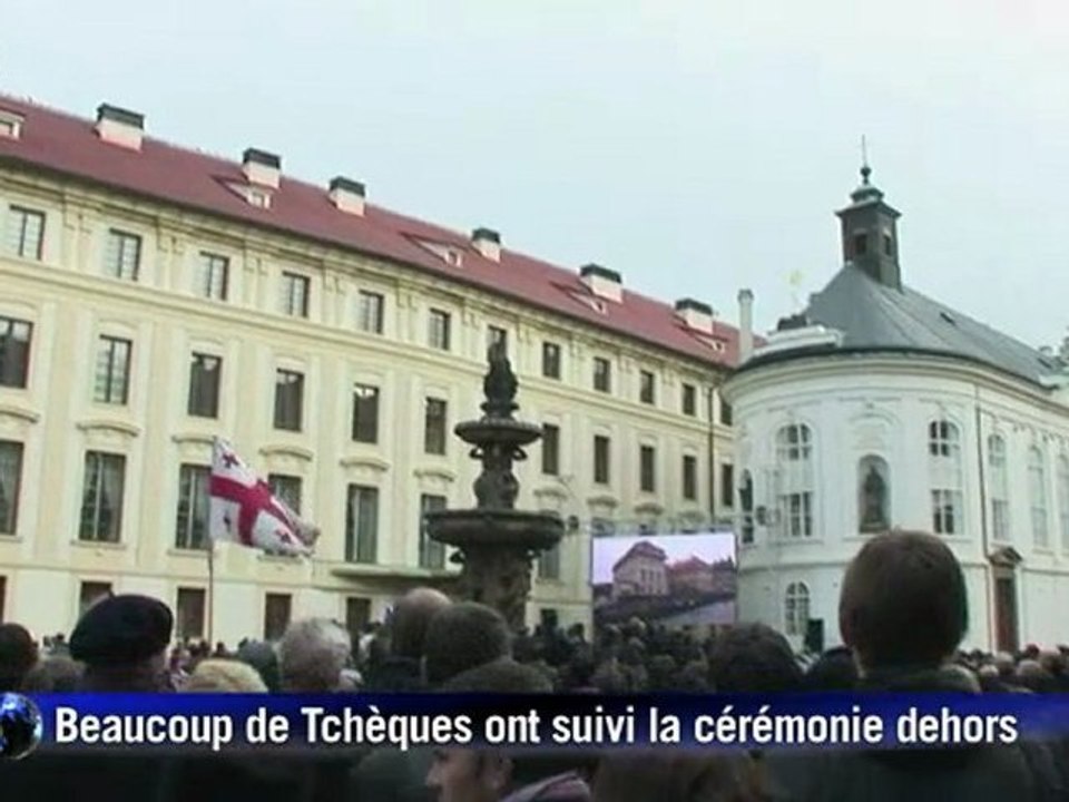 De nombreux dirigeants, dont Nicolas Sarkozy, Hillary et Bill Clinton, ou David Cameron, ont assisté vendredi aux funérailles