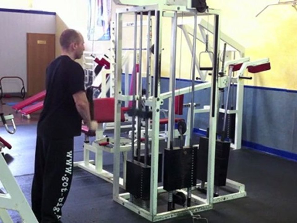 Muskelübung für mehr Trizeps - Trizepsdrücken am Kabel mit Seil