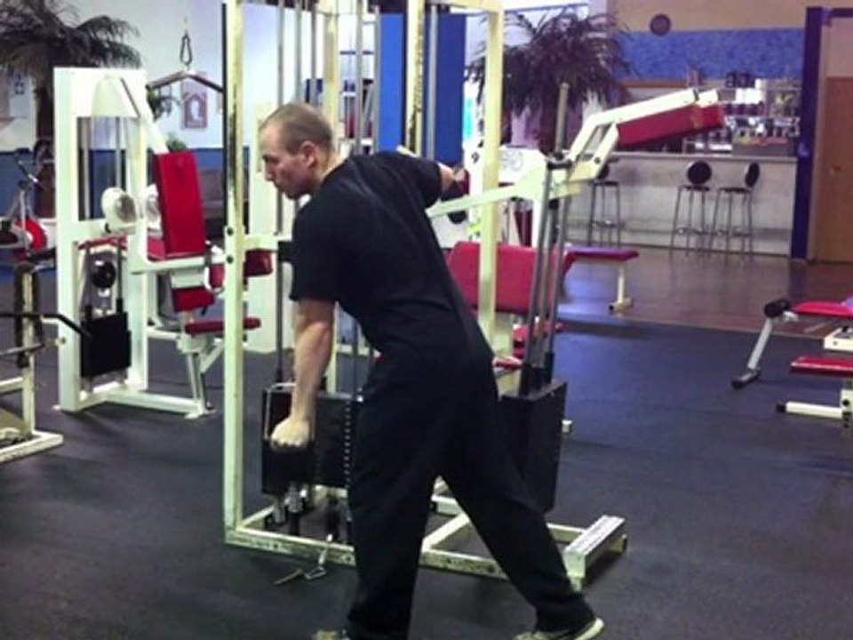 Muskelübung für mehr Trizeps - Einarmiges Trizepsdrücken am Kabelzug