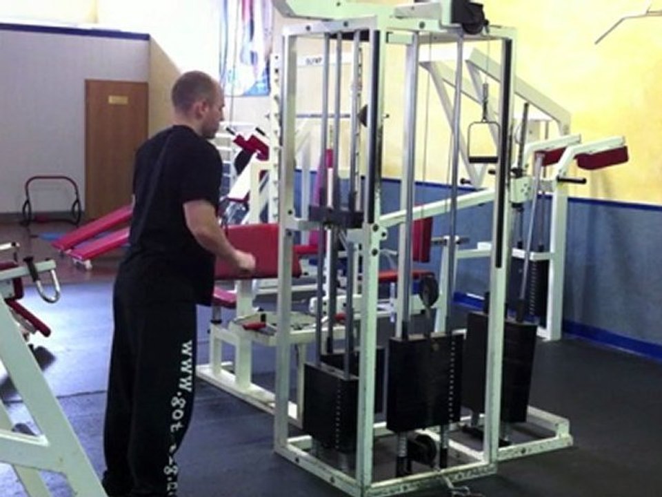 Muskelübung für mehr Trizeps - Trizepsdrücken am Kabel