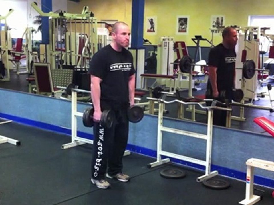 Muskelübung für den nacken - schulterheben mit kurzhanteln