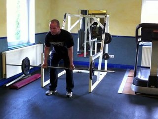 Muskelübung für den Rücken - Langhantelrudern vorgebeugt mit Untergriff