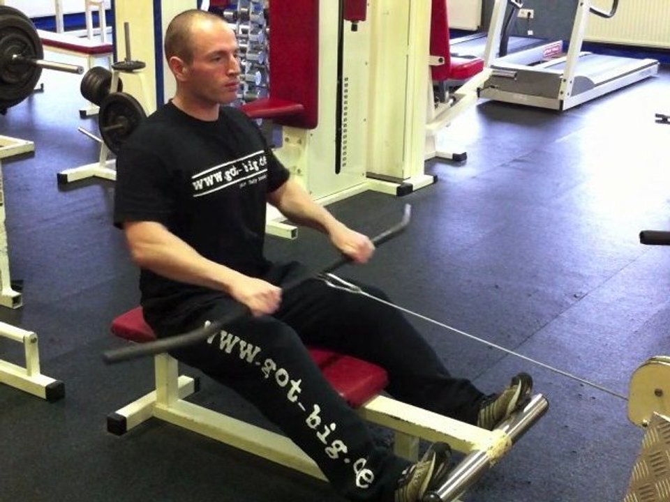 Muskelübung für den Rücken - Rudern sitzend am Kabel (Obergriff)