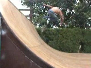 Guy grosse tranche sur mini rampe