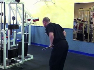 Muskelübung für den Rücken - Überzüge am Kabelzug