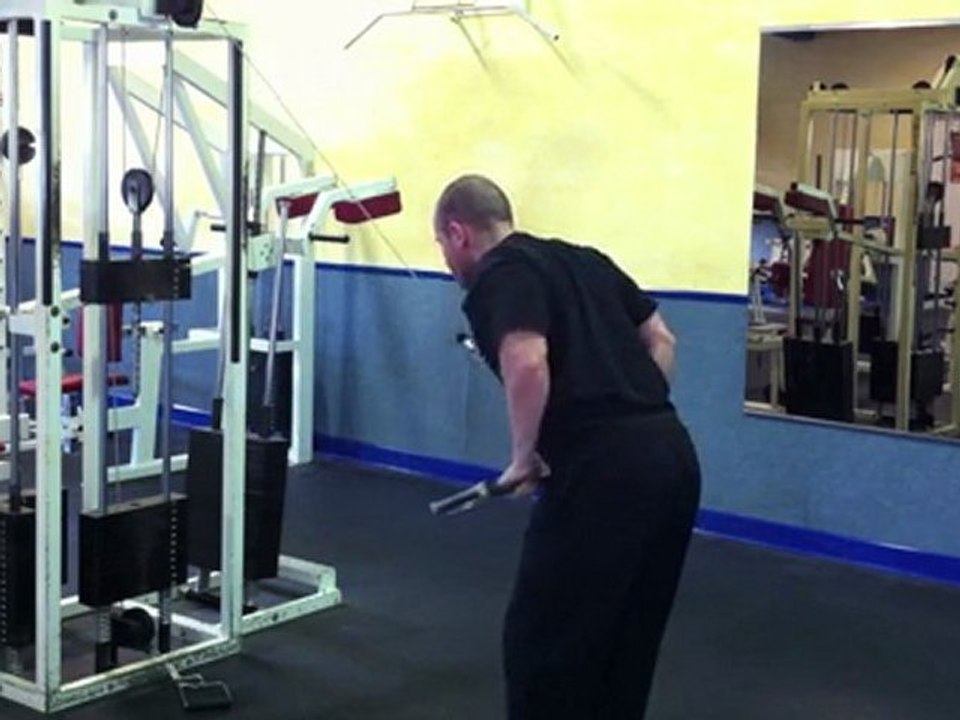 Muskelübung für den Rücken - Überzüge am Kabelzug