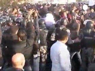 Grupos de islamistas intentan alcanzar la oficina del...