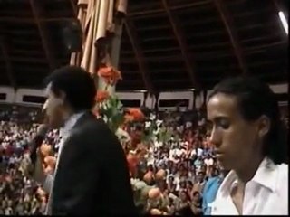 Mulher Vômita Cobra na igreja e o povo gosta
