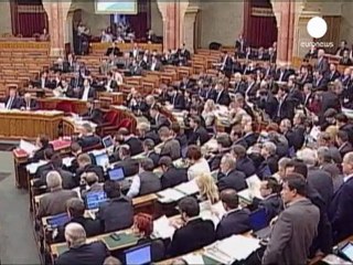 Miles de personas protestan en Hungría contra la nueva...