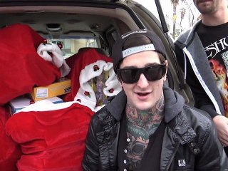 Suicide Silence offre des cadeaux de Noël aux enfants pauvres