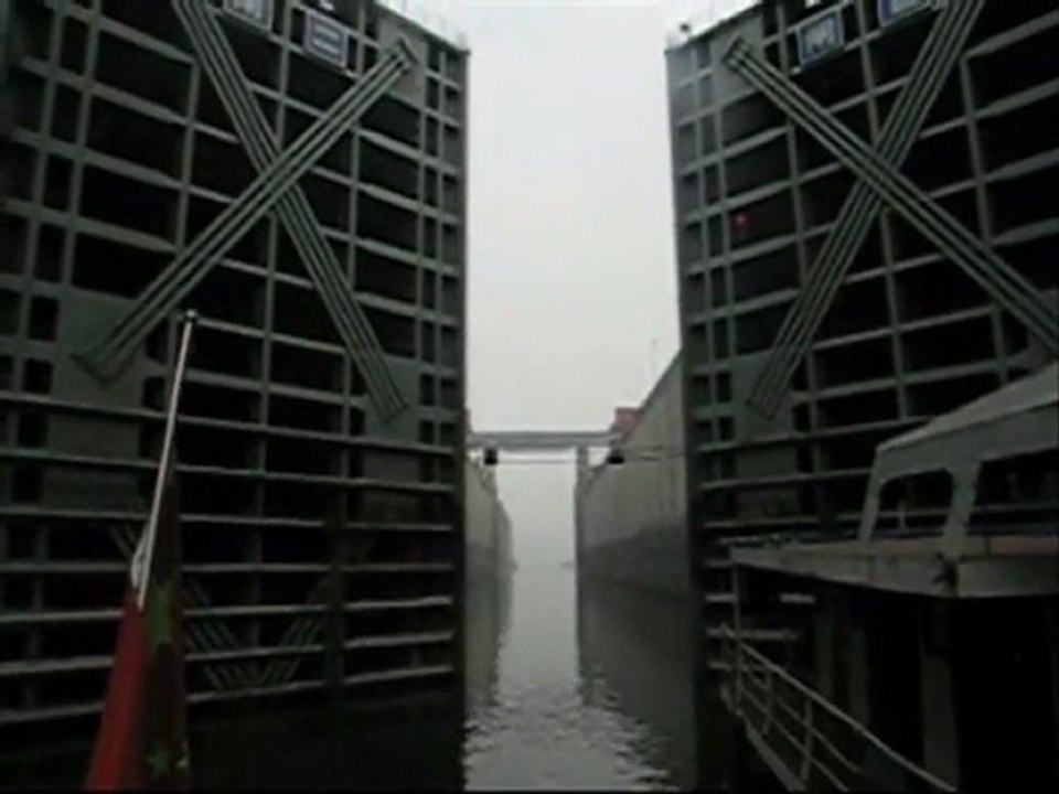 Traversée des 5 écluses du Barrage des 3 Gorges, en Chine