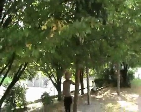 La poetesse Nathy Ebriet enceinte en ballade a Paris