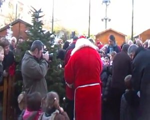 Le Père Noël descend en rappel de l'hôtel de ville