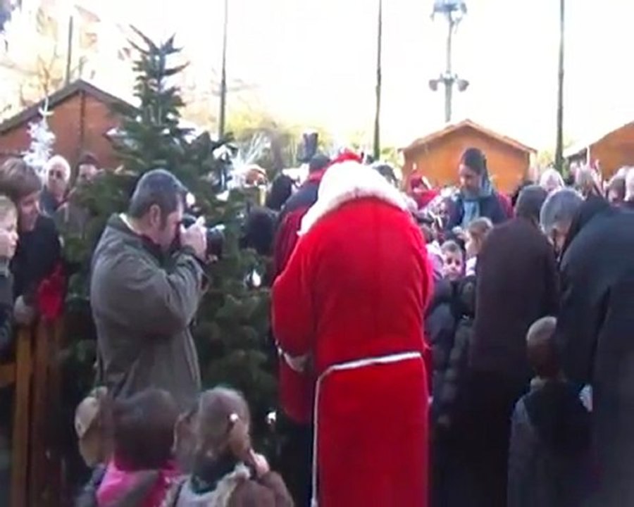 Le Père Noël descend en rappel de l'hôtel de ville