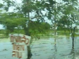 arrivée à la caféteria des chemises rouges