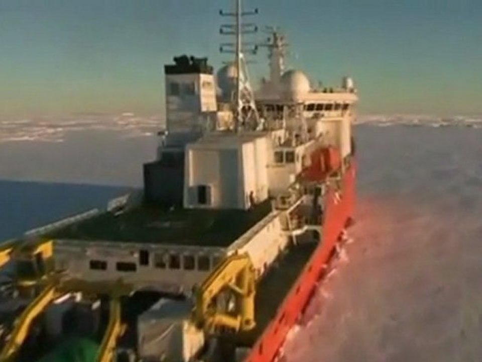 Ship starts Antarctic ship rescue