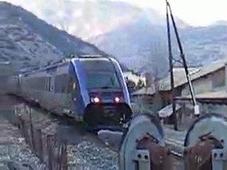 XTER thermique sortant de la gare de l'argentiere