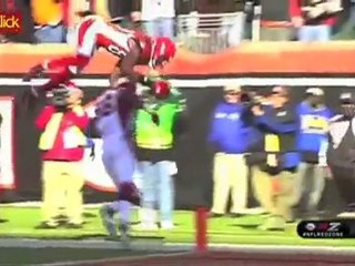 Jogador dá mortal e marca incrível touchdown
